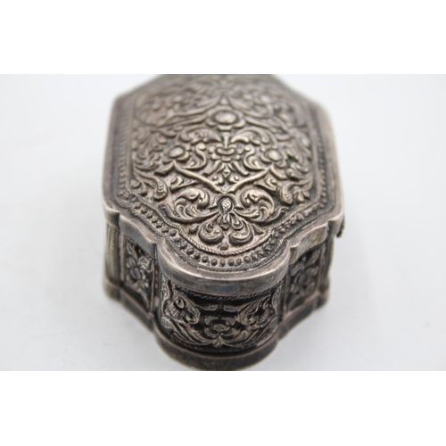 1306 - A vintage white metal repousse trinket box - approx. gross weight 90 grams