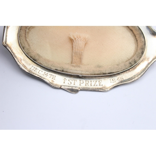 1313 - An R Davis & Co hallmarked Birmingham silver compact, dated 1944 - approx. gross weight 80 grams and... 