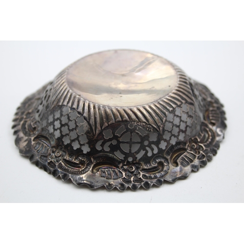 1317 - A Victorian James Deakin & Sons hallmarked Chester silver bon bon dish, dated 1895 - approx. 39 gram... 