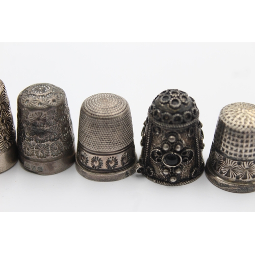 1320 - Six sterling silver thimbles to include Charles Horner etc. - approx. gross weight 34 grams