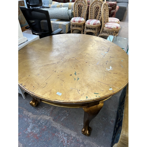 176 - A Georgian style gold painted circular extending dining table with ball and claw supports - approx. ... 