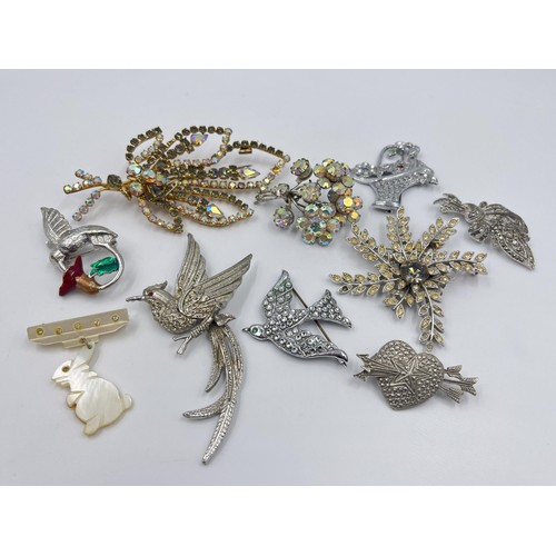 1240 - A collection of vintage brooches