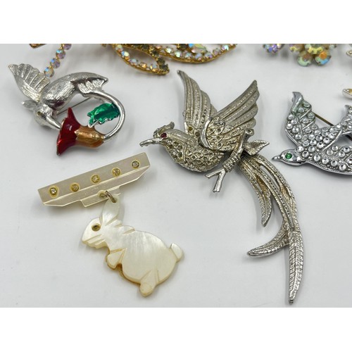 1240 - A collection of vintage brooches