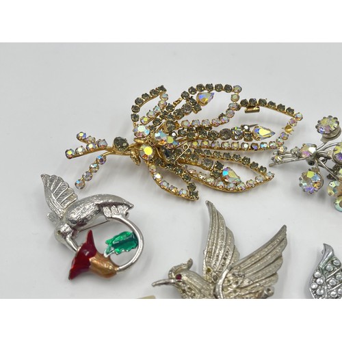 1240 - A collection of vintage brooches