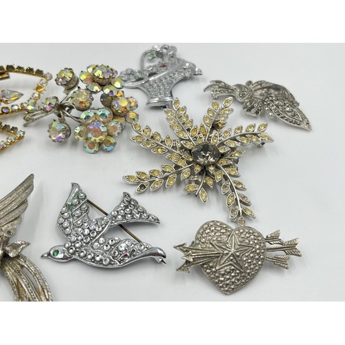 1240 - A collection of vintage brooches