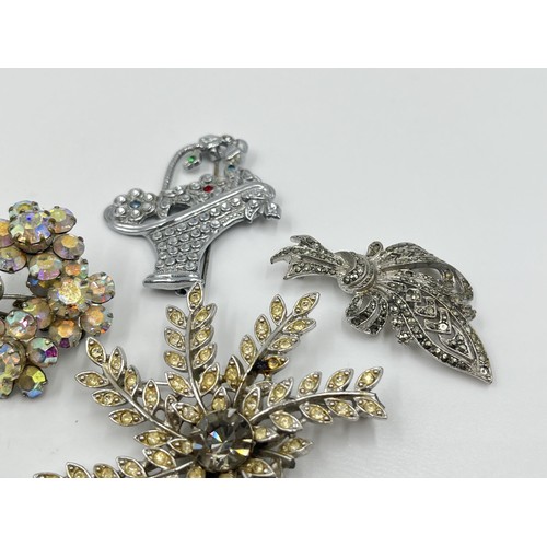 1240 - A collection of vintage brooches