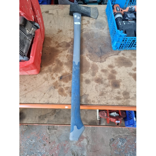 796 - A Silverline fibreglass axe