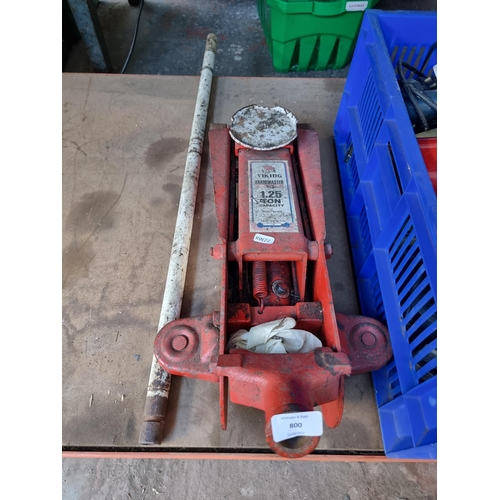 800 - A Viking Trademaster 1.25 ton trolley jack