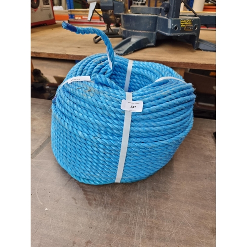 847 - A reel of heavy duty blue rope