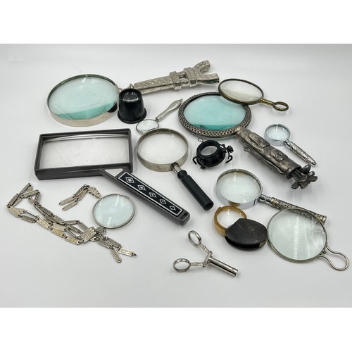 1372 - Fifteen vintage magnifying glasses