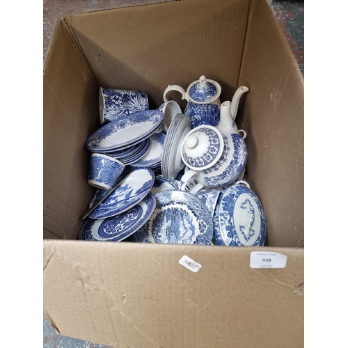 938 - A box containing blue and white china