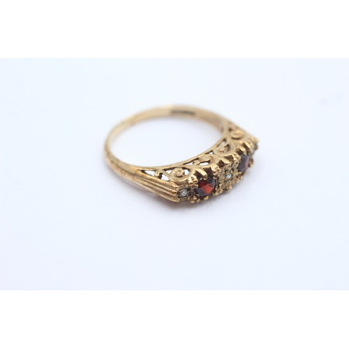 1024 - A 9ct gold diamond and garnet five stone ring, size P - approx. gross weight 3.3 grams