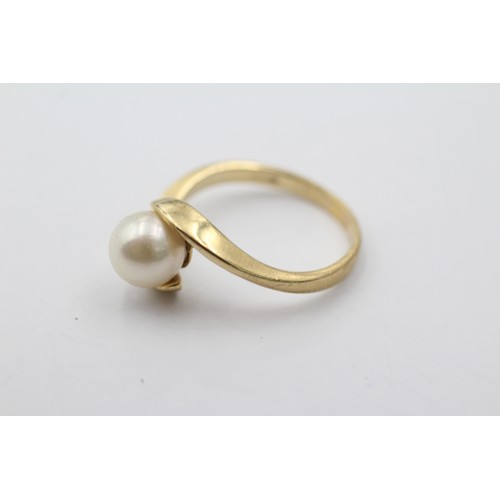 1030 - A 9ct gold cultured pearl bypass ring, size P½ - approx. gross weight 3.1 grams