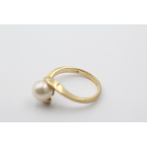 1030 - A 9ct gold cultured pearl bypass ring, size P½ - approx. gross weight 3.1 grams