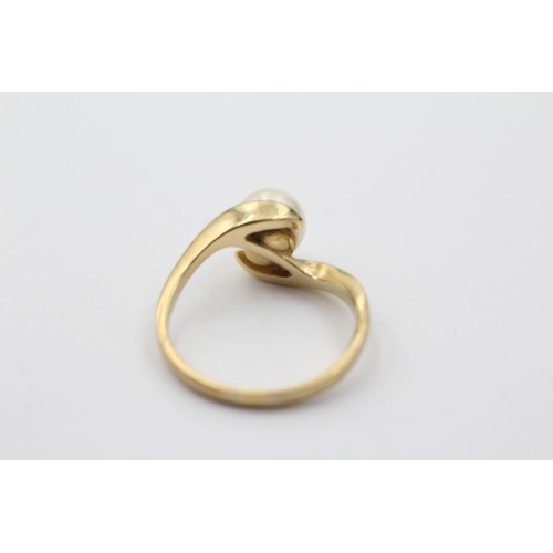 1030 - A 9ct gold cultured pearl bypass ring, size P½ - approx. gross weight 3.1 grams