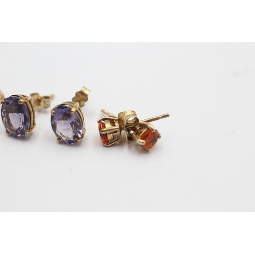 1043 - Three pairs of 9ct gold earrings, one apatite, one amethyst and one fire opal - approx. gross weight... 