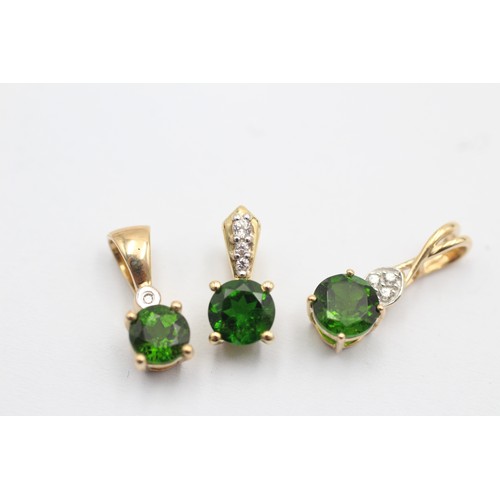 1049 - Three 9ct gold diamond and diopside pendants - approx. gross weight 2.6 grams