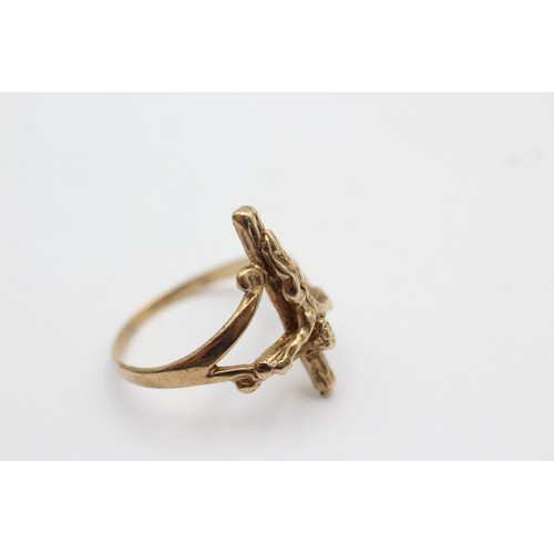 1073 - A 9ct gold crucifixion of Jesus ring, size N½ - approx. gross weight 2.7 grams