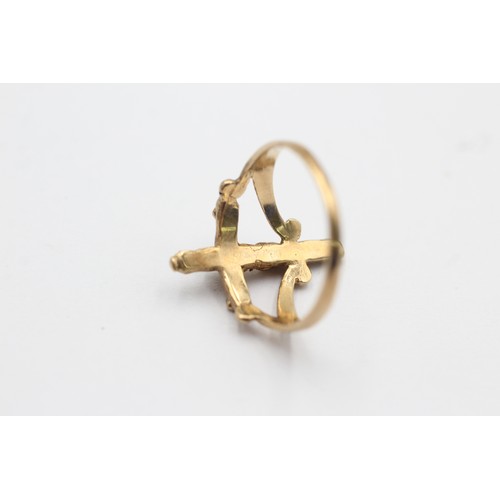 1073 - A 9ct gold crucifixion of Jesus ring, size N½ - approx. gross weight 2.7 grams