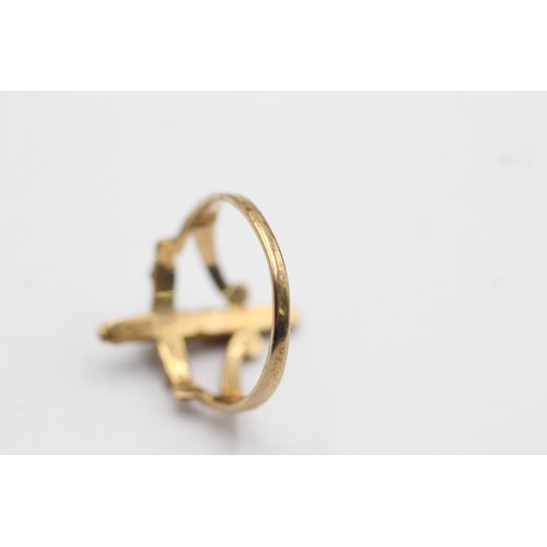 1073 - A 9ct gold crucifixion of Jesus ring, size N½ - approx. gross weight 2.7 grams