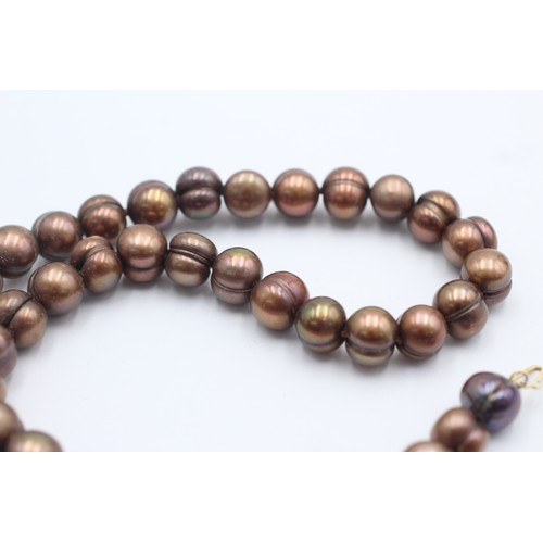 1075 - A 14ct gold clasp brown cultured pearl single strand necklace - approx. gross weight 54.5 grams