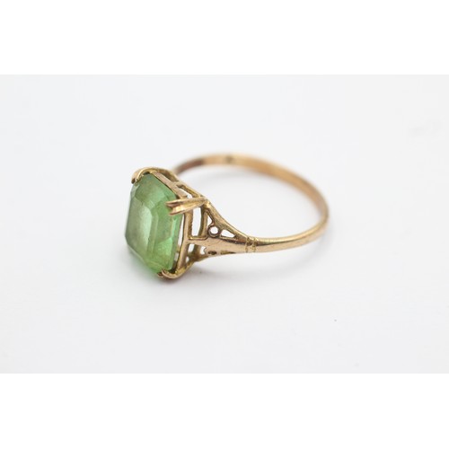 1081 - A 9ct gold emerald cut green paste solitaire ring, size M - approx. gross weight 1.9 grams