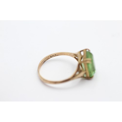 1081 - A 9ct gold emerald cut green paste solitaire ring, size M - approx. gross weight 1.9 grams