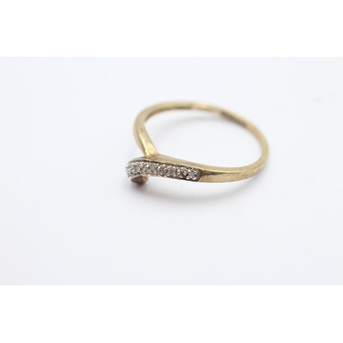 1082 - A 9ct gold diamond dress ring, size T - approx. gross weight 1.9 grams