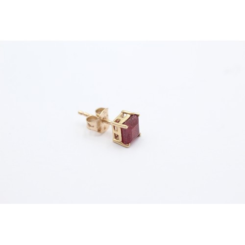 1086 - A pair of 9ct gold ruby stud earrings - approx. gross weight 1.4 grams