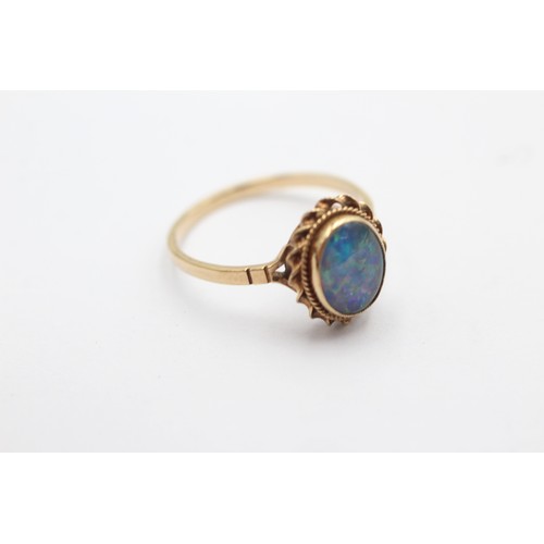 1095 - A 9ct gold opal triplet solitaire ring with twisted rope frame, size N½ - approx. gross weight 1.7 g... 