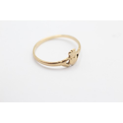 1097 - A 9ct gold claddagh ring, size O - approx. gross weight 1 grams