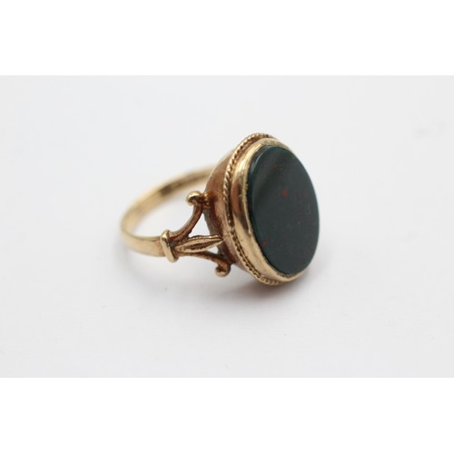 1104 - A 9ct gold bloodstone signet ring, size M - approx. gross weight 4.5 grams