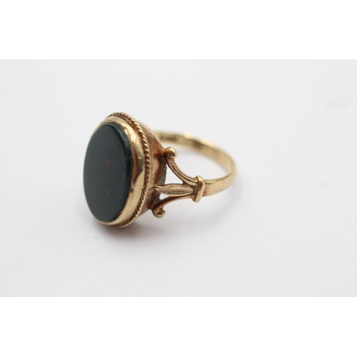 1104 - A 9ct gold bloodstone signet ring, size M - approx. gross weight 4.5 grams