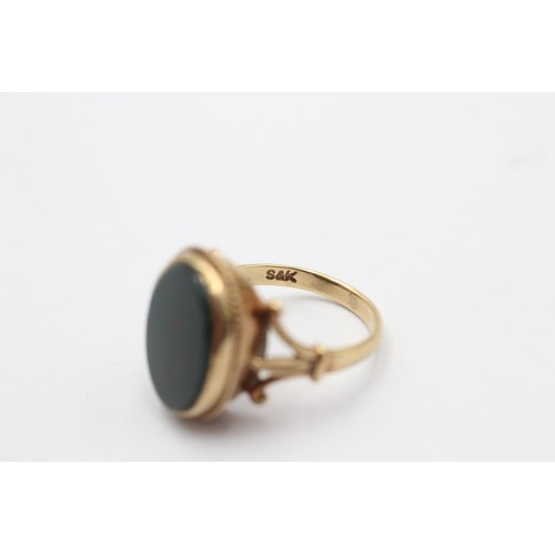 1104 - A 9ct gold bloodstone signet ring, size M - approx. gross weight 4.5 grams