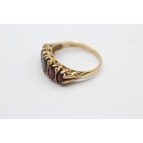 1116 - A 9ct gold garnet five stone ring, size P - approx. gross weight 3.1 grams