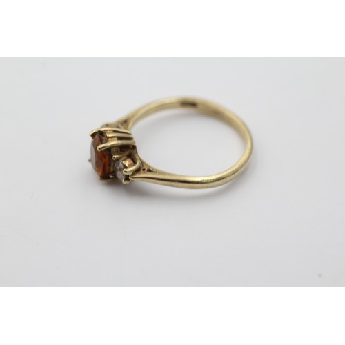 1135 - A 9ct gold citrine and clear gemstone three stone ring, size N - approx. gross weight 2.1 grams