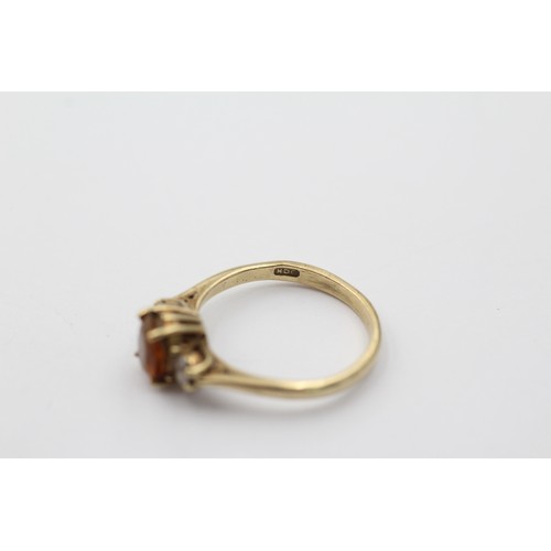 1135 - A 9ct gold citrine and clear gemstone three stone ring, size N - approx. gross weight 2.1 grams