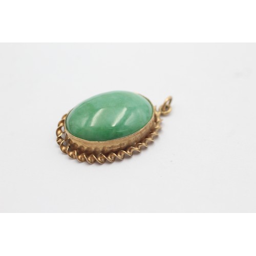 1140 - A 9ct gold jade pendant with twisted rope frame - approx. gross weight 4.4 grams