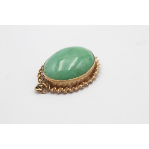 1140 - A 9ct gold jade pendant with twisted rope frame - approx. gross weight 4.4 grams