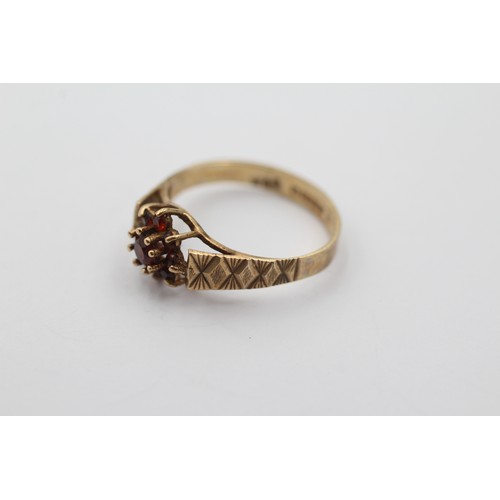 1150 - A 9ct gold garnet floral cluster ring, size L½ - approx. gross weight 1.6 grams