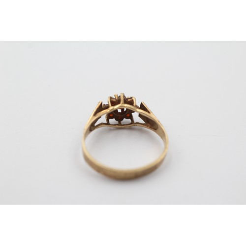 1150 - A 9ct gold garnet floral cluster ring, size L½ - approx. gross weight 1.6 grams