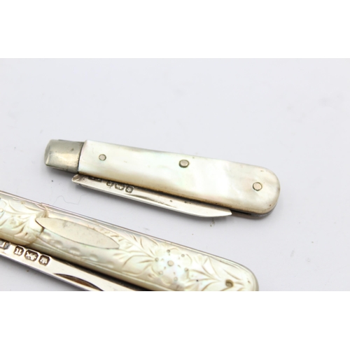 1289 - Three hallmarked sterling silver pocket knives with mother of pearl handles - approx. gross weight 4... 