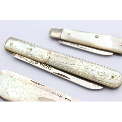 1289 - Three hallmarked sterling silver pocket knives with mother of pearl handles - approx. gross weight 4... 