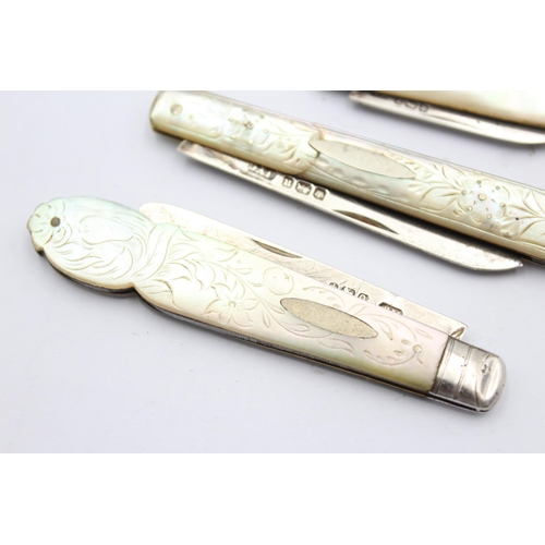 1289 - Three hallmarked sterling silver pocket knives with mother of pearl handles - approx. gross weight 4... 