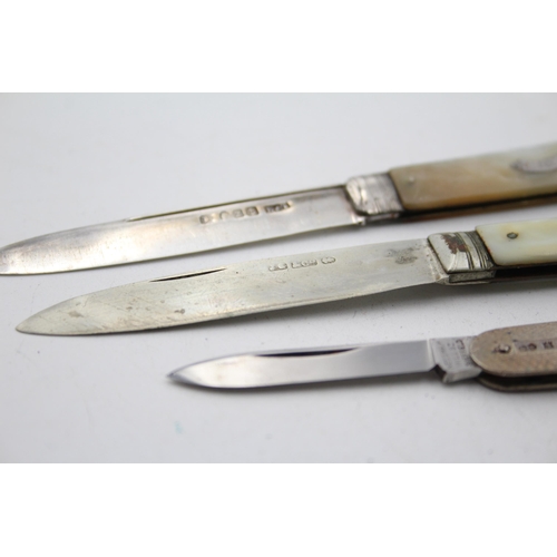 1317 - Three hallmarked sterling silver pocket knives, two with mother of pearl handles - approx. gross wei... 