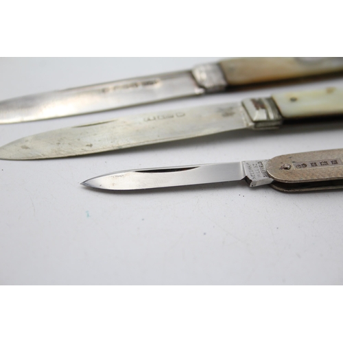 1317 - Three hallmarked sterling silver pocket knives, two with mother of pearl handles - approx. gross wei... 