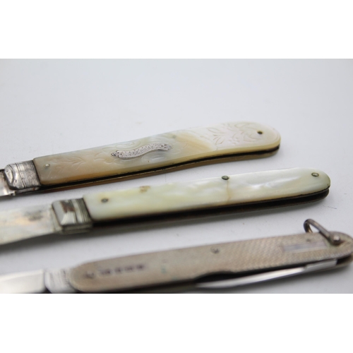 1317 - Three hallmarked sterling silver pocket knives, two with mother of pearl handles - approx. gross wei... 