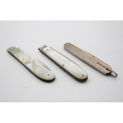 1317 - Three hallmarked sterling silver pocket knives, two with mother of pearl handles - approx. gross wei... 