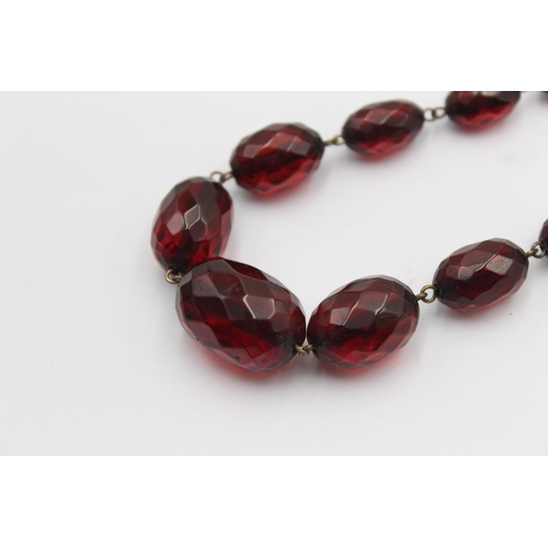 1172 - A graduated cherry bakelite necklace - approx. gross weight 20 grams and 44cm long