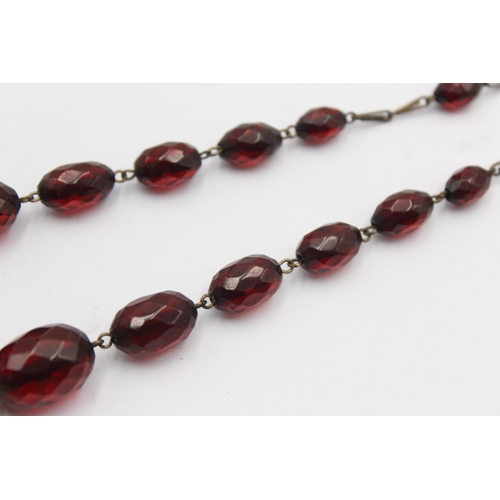 1172 - A graduated cherry bakelite necklace - approx. gross weight 20 grams and 44cm long